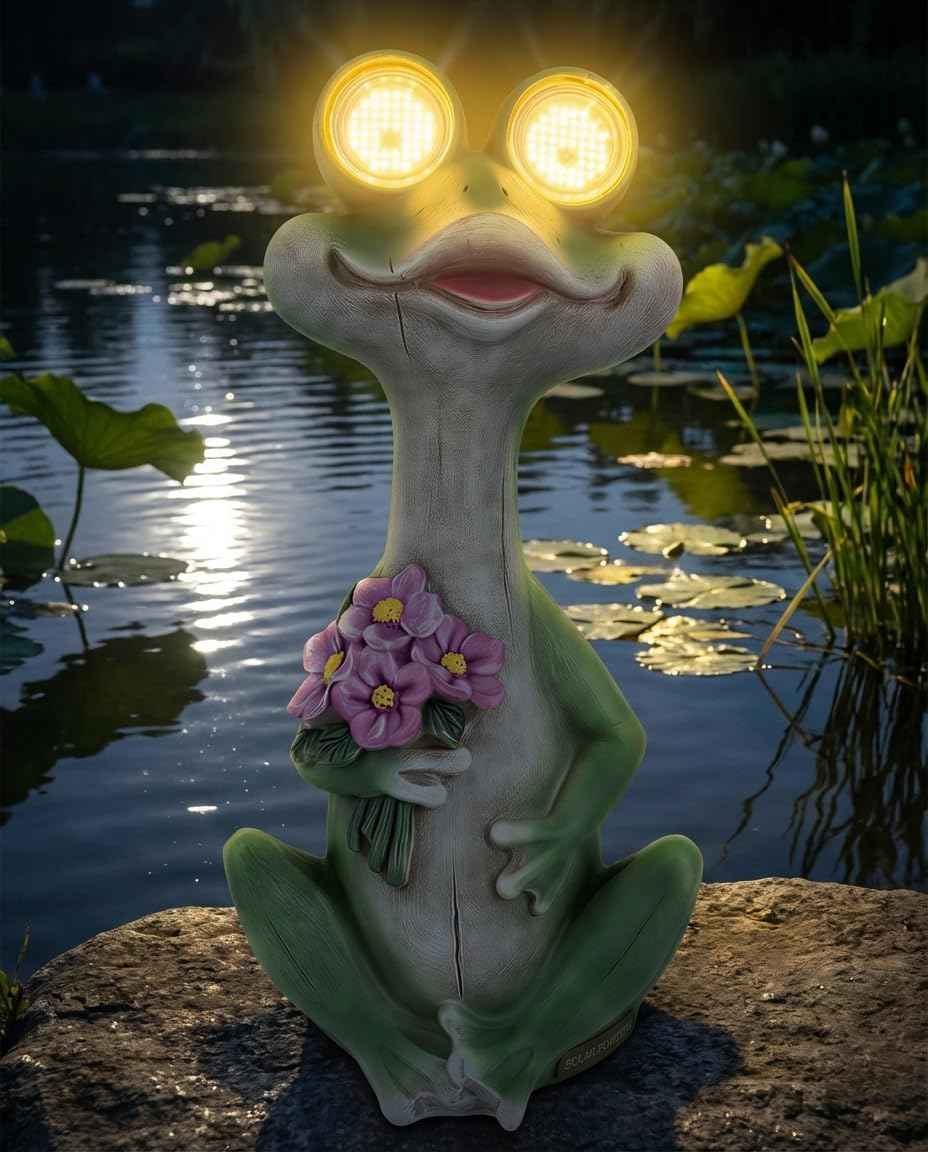 Solar Frog Garden Statue with Blinking Light-Up Eyes, Resin Outdoor Garden Decor Frog Holding Flowers, Waterproof Animal Figurine for Patio Lawn Yard Porch Balcony (Green)